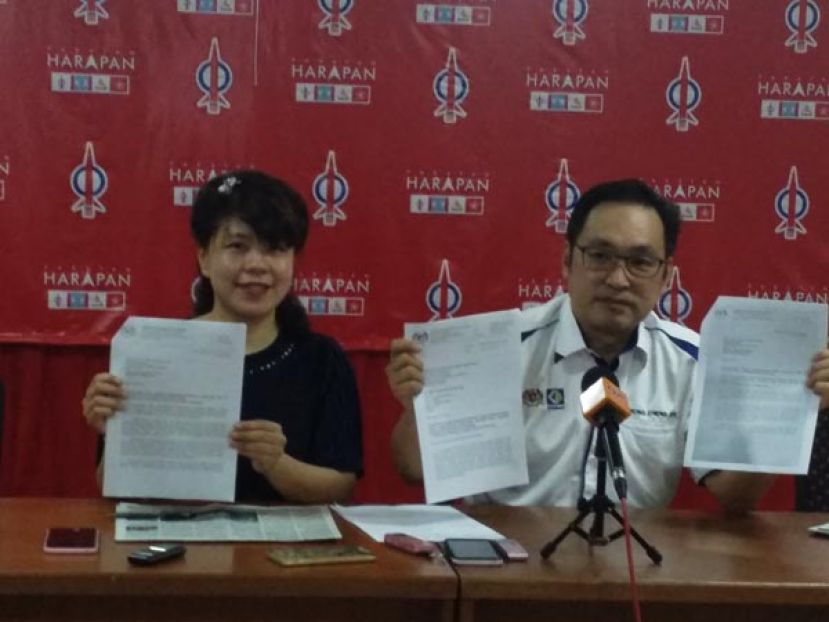 砂希盟主席张健仁（右）展示三封公函时摄。左为砂行动党朋岭区州议员杨薇蔚。