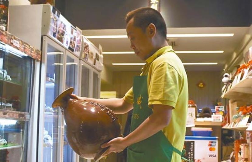 第五代传人程超豪，曾以为五加皮和玫瑰露只是过气产物，可现在却视之如瑰宝。