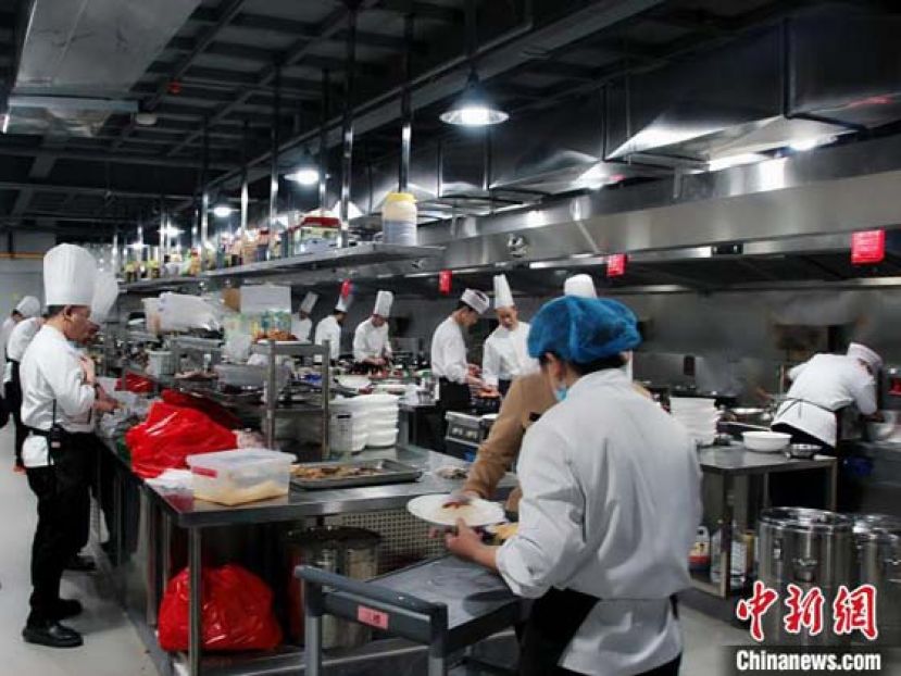 长垣某饭店&ldquo;热火朝天&rdquo;的后厨。