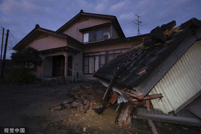 日本1日爆发规模7.6强震后，新泻市秋叶区的地表喷出含有原油的泥水。