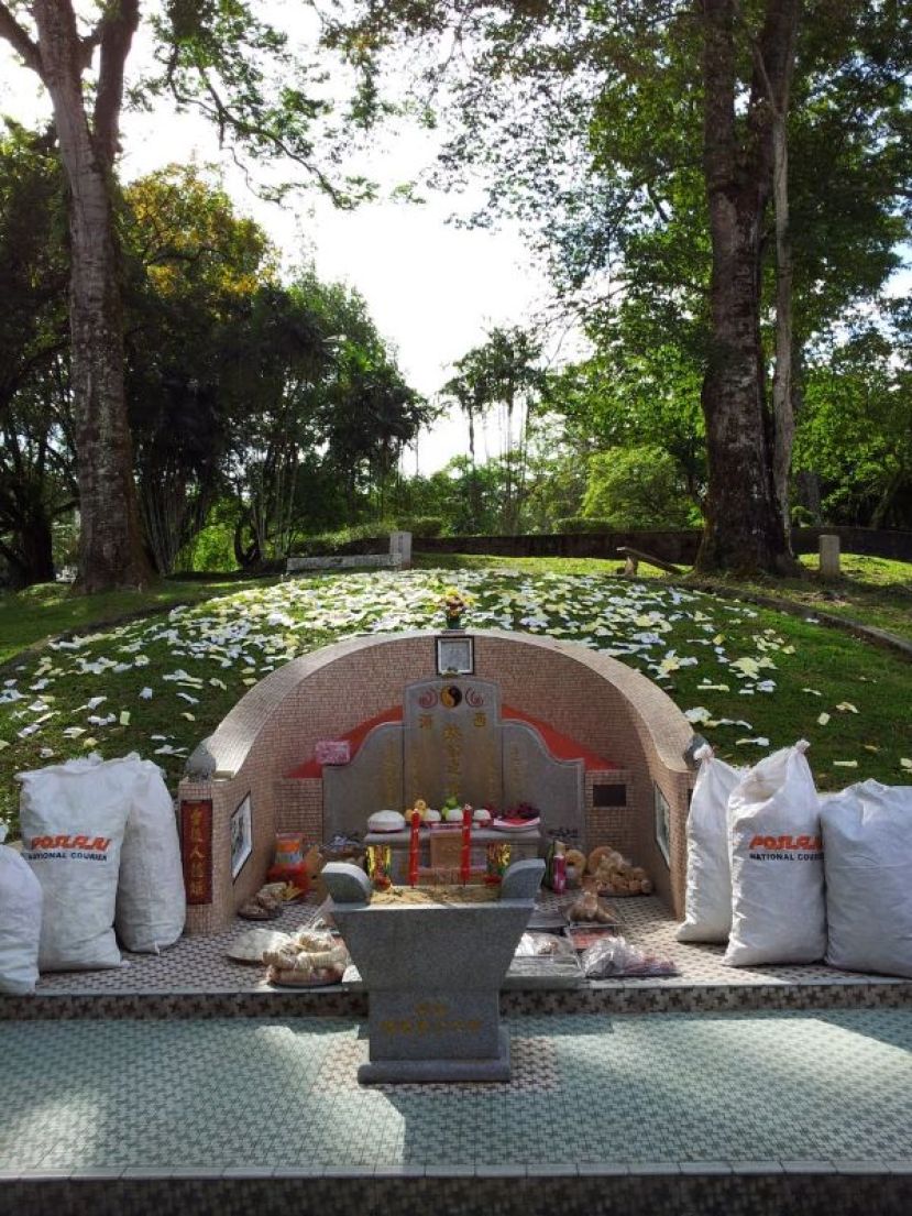 图为古晋博物院公园祖墓。