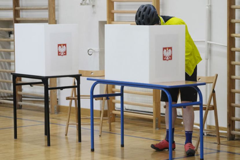 波兰地方选举，在野党法律正义党得票领先。