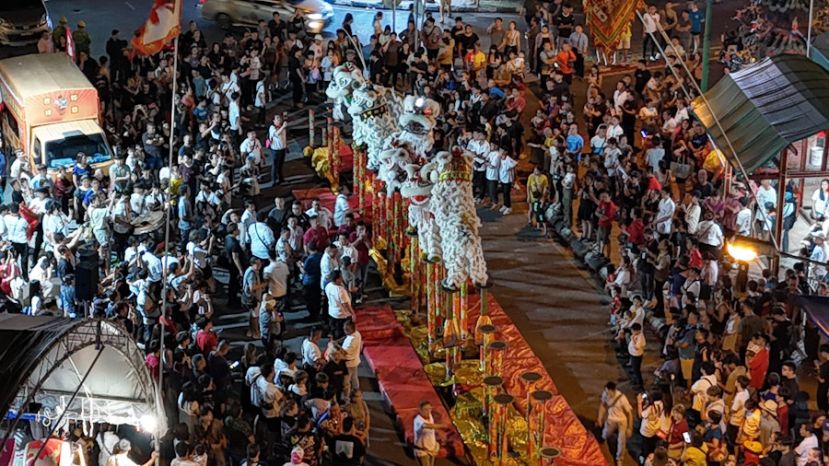 从高空鸟瞰，场面壮观，人潮聚集，观赏全砂最长的舞狮高桩表演。