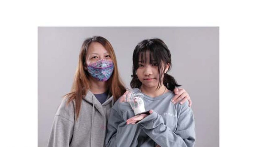 小猪笑言妈妈是小助手，在鬼口水的小生意上帮她理财和计算成本收益。