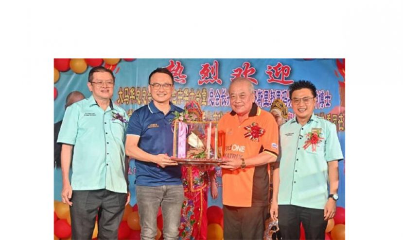 丹斯里吴添泉（右二）从拿督颜家福（左二）手中接过纪念品，左为曹德龙医生，右为易子斌。