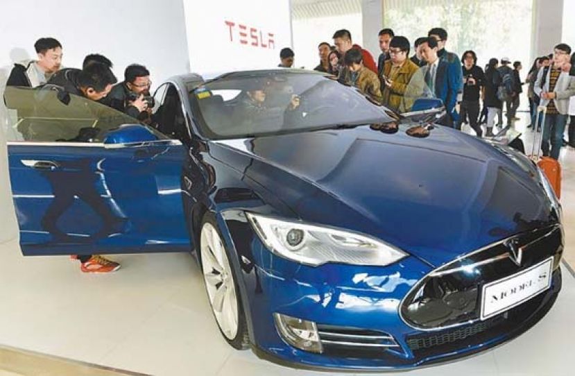 图为特斯拉固件升级发布会。