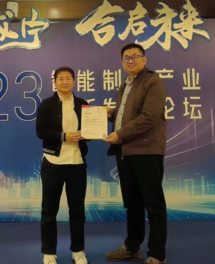 马来西亚东盟商务协会会长刘振国（右）与广东启迪控股国际部总经理、浙江全球引才大使 陈如月（左）共同宣布了启动&ldquo;东盟+3人才交流计划&rdquo;。