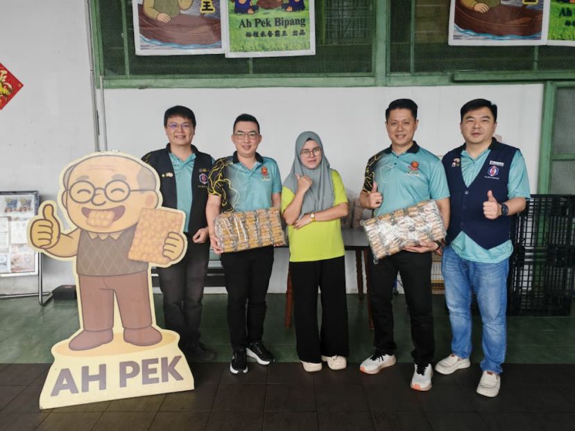 裕程Wide Way Food Enterprise Sdn Bhd代表（中）移交赞助品予砂拉越河婆同乡会青年团。左为华青团福利组兼河婆青秘书杨敏资及第二副团长邓凯豪​​，右为华青团福利组兼河婆青署理团长邱吉善​​​及河婆青公关张裕銧。