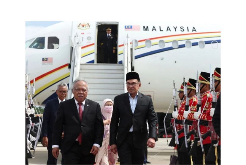 首相拿督斯里安华抵达印尼雅加达，受到传统式迎接。