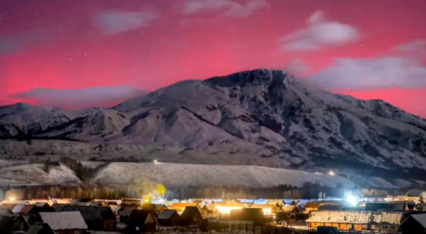 新疆多地出现红色极光。