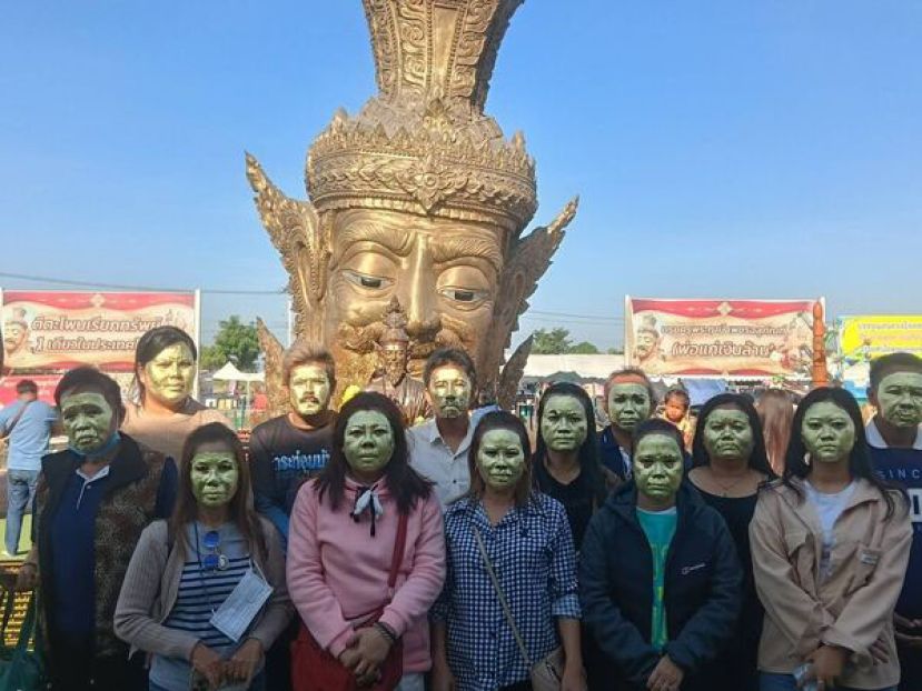 不少信众在佛寺参与脸贴金箔的开运仪式。
