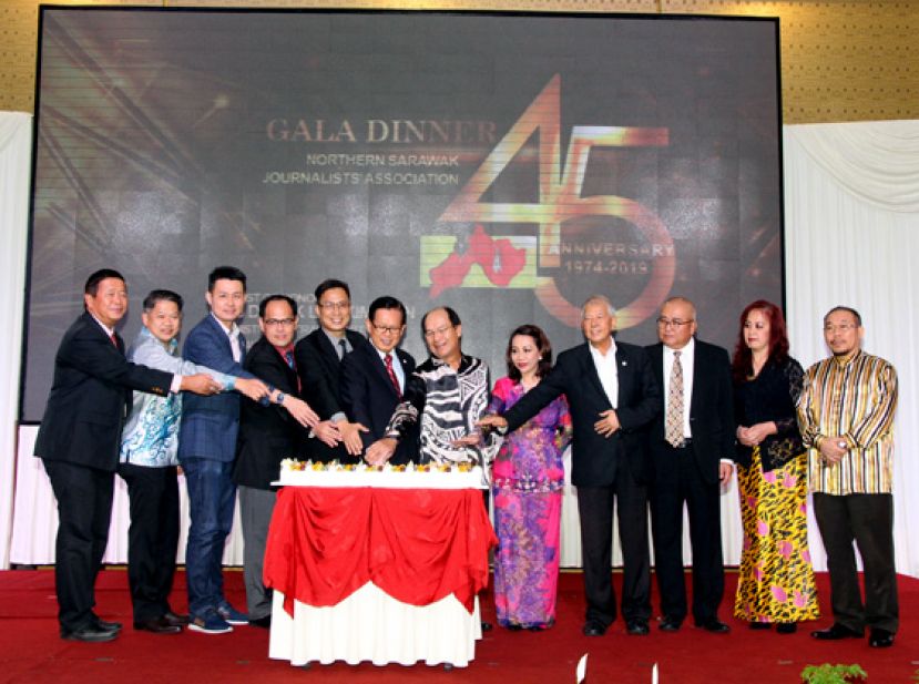 砂交通部长拿督李景胜(左6)等嘉宾受邀合切北砂新协45周年纪念蛋糕。左1起;前市长拿督赖耀松、陈长锋州议员、林思健上议员、会长杨万勇、筹备会主席蔡传晋、砂副议长拿督格拉瓦加拉及夫人、拿督陈超耀助理部长、市长俞小珊及及省长玛斯达巴。