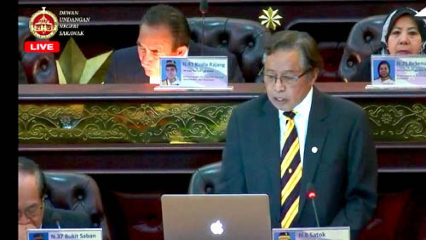 砂首长阿邦佐在州议会提呈2020年财政预算案。