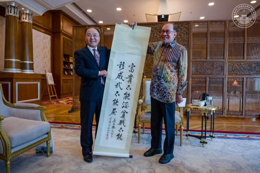 中国驻马大使欧阳玉靖（左）赠送墨宝予首相安华。