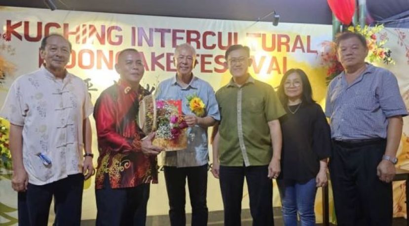 庆典筹委主席甲必丹林传政（左2）赠月饼礼蓝予主宾拿督陈超耀副部长；左为秘书孙守生；右起为筹委陈中兴、甲必丹许碧珠、顾问薛华东。