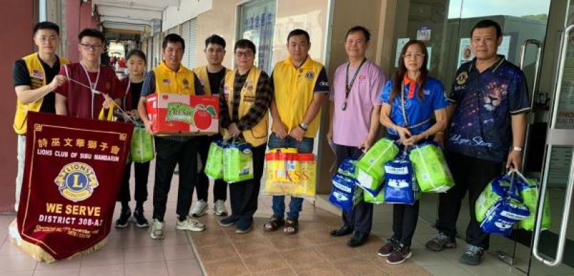 国际狮子会308-A2第七分区主席张书菖，右五诗巫文华狮子会前会长暨赞助人杨乃强，左一诗巫文华狮子会第一副会长许淇宏，左四诗巫文华狮子会会长萧国彬，理事邱光熔