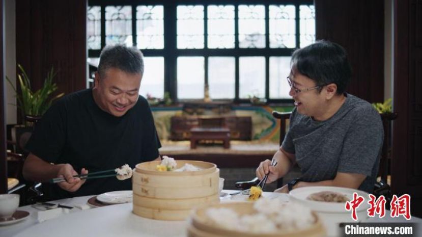 《我的美食向导》第五集里，陈晓卿(左)与学者施展(右)在山西吃烧麦。