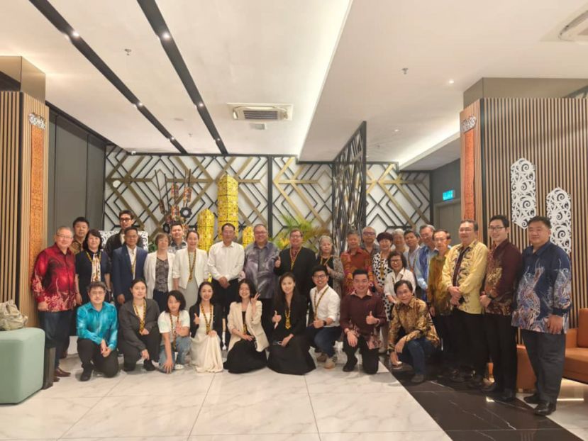 砂中友好协会理事与中国高教考察团团员大合照。