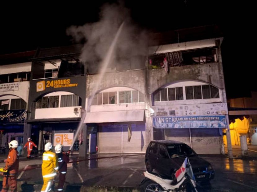 林梦镇店屋发生火灾，消拯人员喷水展开灌救工作。