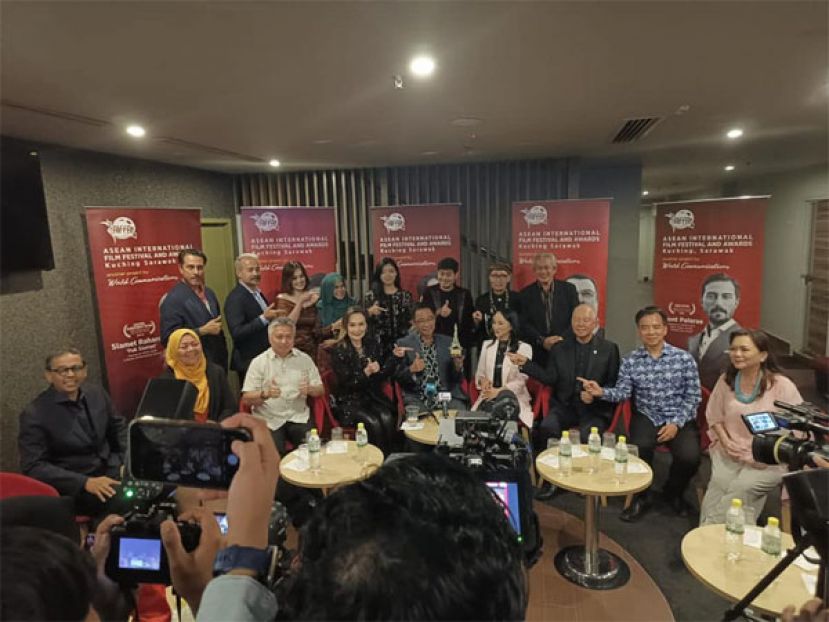 砂拉越旅游、创业产业及表演艺术部长拿督斯里阿都卡林（中）与电影&ldquo;Sumpahan Jerunei&rdquo;演员与监制合照。