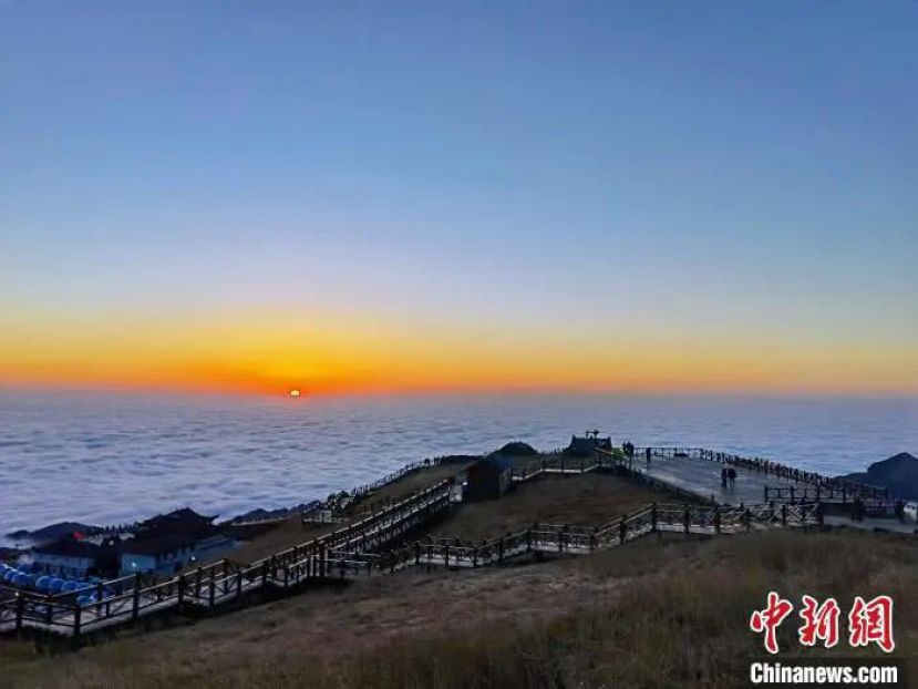 武功山最高峰金顶观一轮红日从云海中缓缓升起。