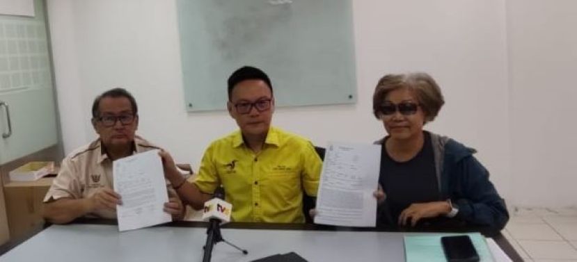 当事人（右）在甲必丹陈庆耀（左）的陪同下，和砂人联党公共投诉局主任符祥威一起召开新闻发布会，提醒民众提高警惕，避免坠入类似网络诈骗陷阱。