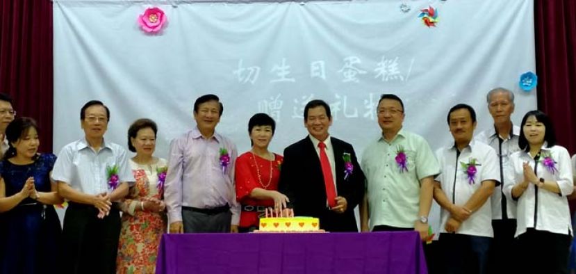 在校董及师生的祝福声中，蔡函彣（右五）及夫人马连美（右六）切下生日蛋糕。