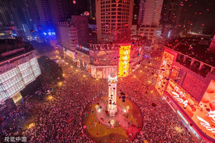 重庆放飞气球跨年。