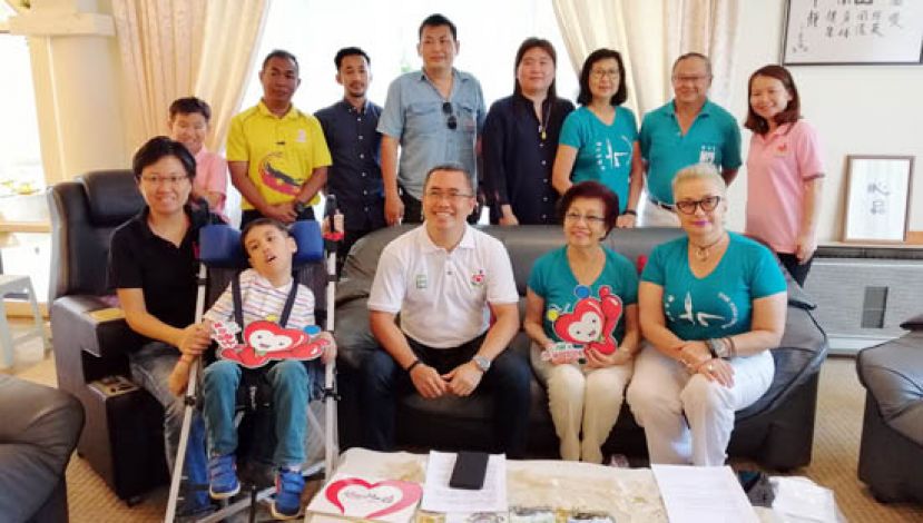 &ldquo;唯心爱的呼唤&rdquo;慈善音乐晚会新闻发布会。前排右一是砂健与美协会创办人拿汀阿玛黄彭玉莲、主席拿汀黄多娜（右二）及古晋唯心乐园主席徐宝荣（座三）等。