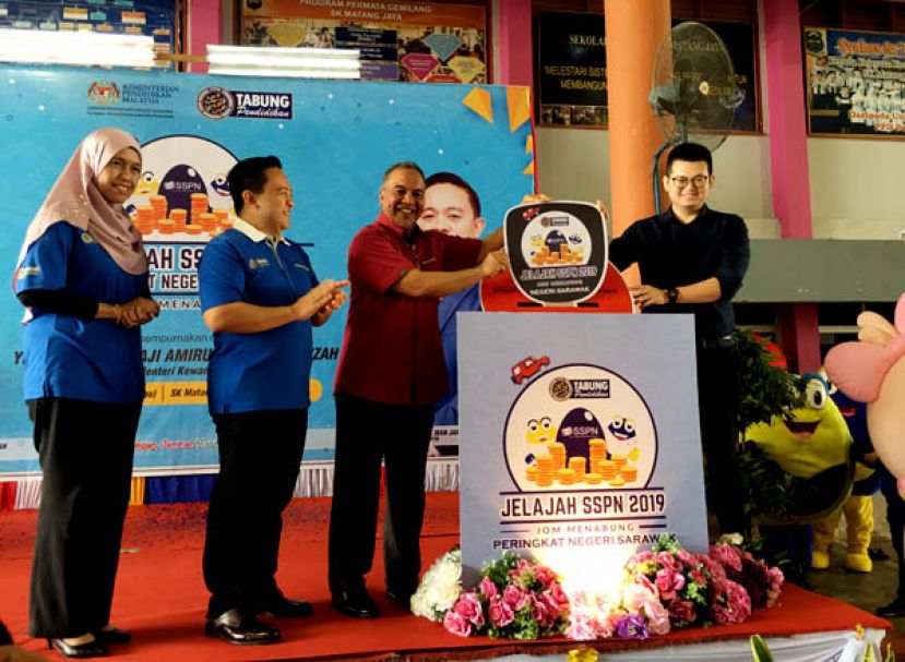 联邦副财长拿督阿米鲁丁韩查（右二）主持2019年砂州级教育储蓄计划推展仪式时摄，右起；为古晋市国会议员俞利文及国家高等教育基金局主席旺赛夫。