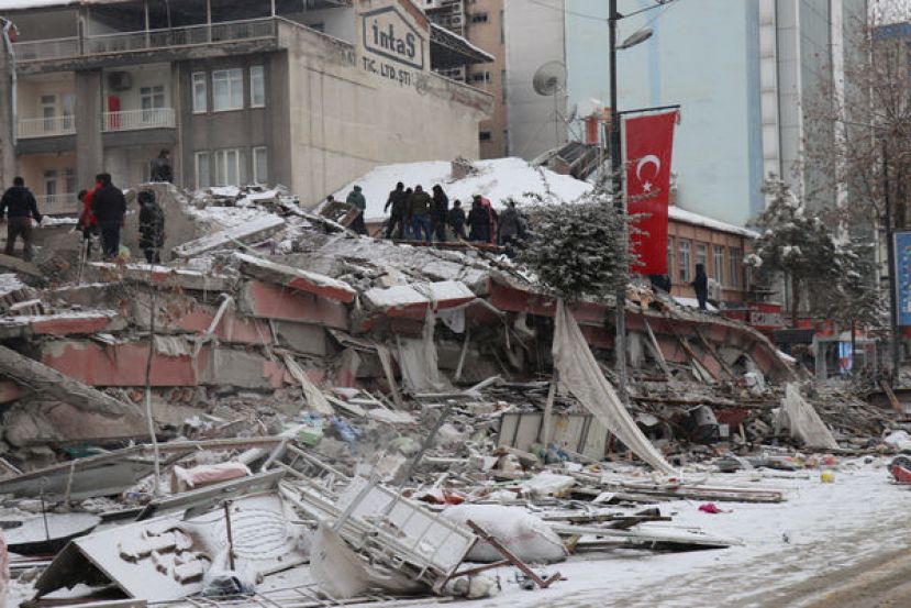 土耳其地震造成3.6万人死亡，土耳其政府已经逮捕多名建商。