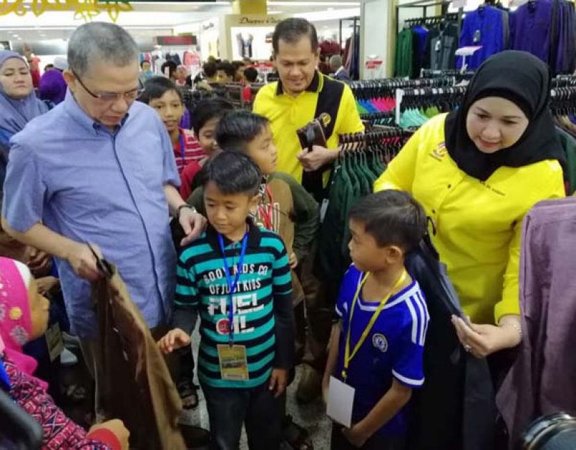 助理部长莎丽花哈西达（黄衣）及柏特拉再也区国会议员拿督斯里法迪拉尤索夫（蓝衣）为孤儿们选购衣服时摄。