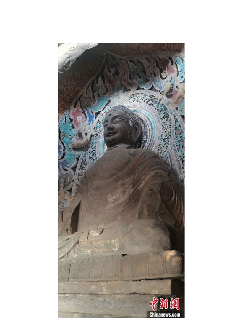 北响堂山石窟大佛洞(第九窟)中心方柱正面龛主尊造像，主尊造像背光布满了具有祆教特征的火焰纹。