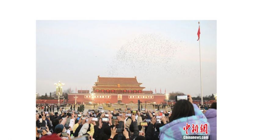 2022年1月1日清晨，北京天安门广场举行升旗仪式，放飞和平鸽。