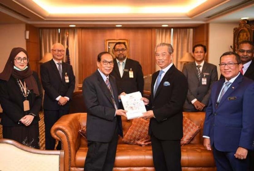首相丹斯里慕尤丁（前排右2）从阿都拉昔（前排左1）手中接过《选举改革建议报告》。