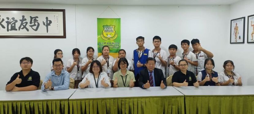 砂医总会长兼亚洲中医技职学院院长江宗兴（右4起）与到访该院的公民中学校长林美雪、老师林美每及学生们合影；左2为学院主任江邦忠。