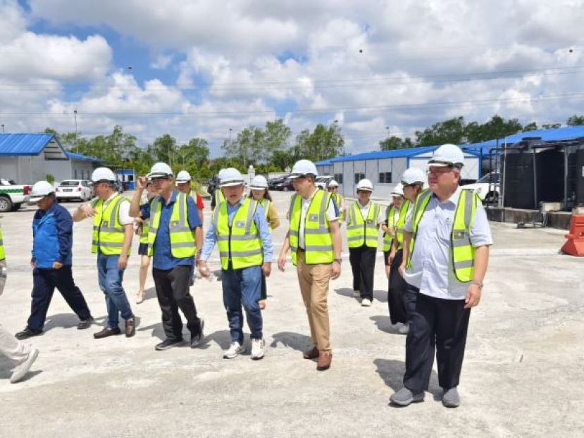 中华中学校友会青年团，在会长拿督黄国辉（右一）的带领下，走访 Urban Empire Builders Sdn. Bhd 旗下KUTS预制混凝土设施，实地了解生产流程与运作情况，深入认识古晋城市交通系统建设进展。