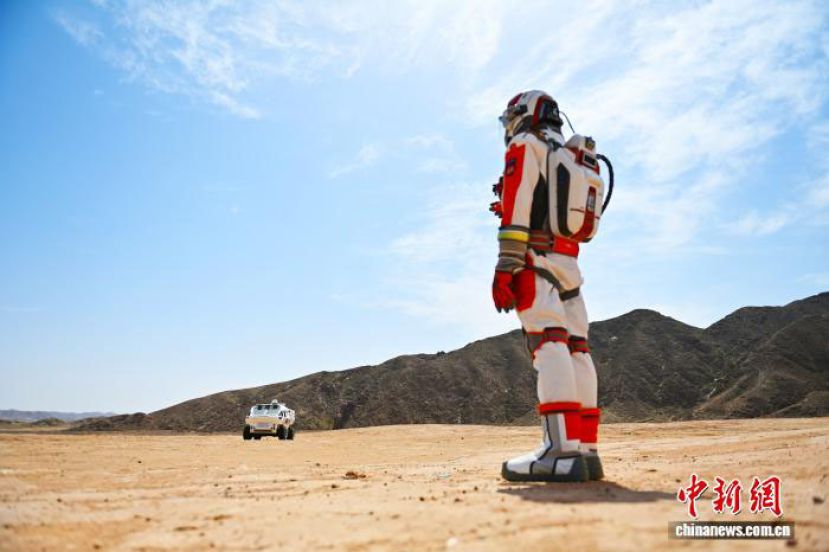 体验者在火星1号基地内进行出舱漫步训练。火星1号基地&rdquo;位于甘肃省金昌市，此地的戈壁滩拥有与火星最为相似的地形地貌特征。