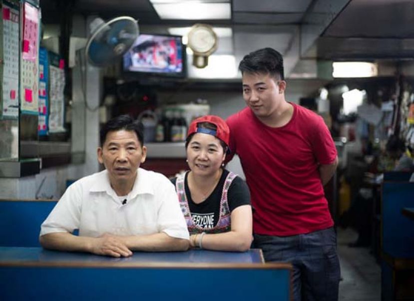 雄哥很享受一家三口一起工作的时光。