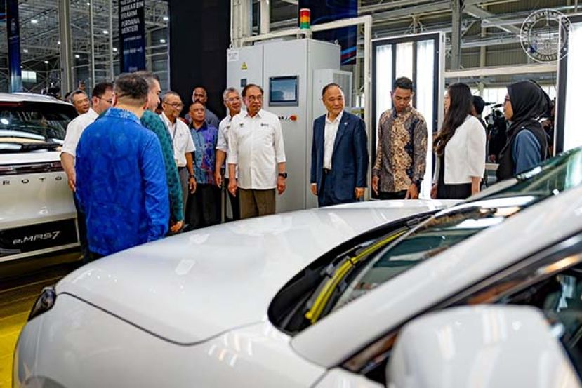●首相安华等观赏宝腾电动车。