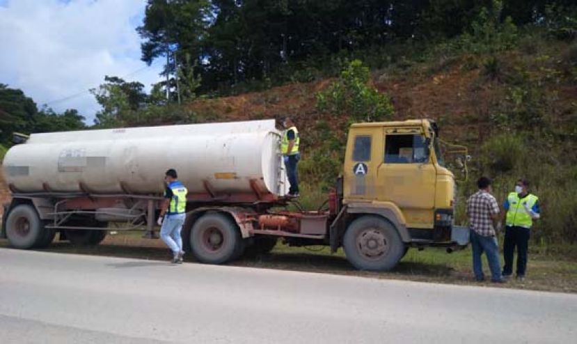 民都鲁水警检查运载柴油的油槽车。