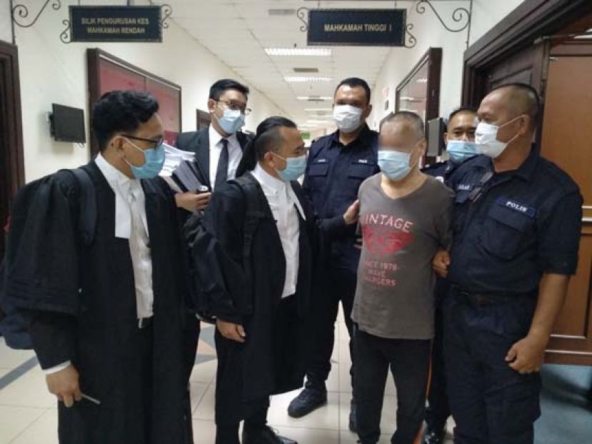 因精神错乱而杀人的阿纳兰古（右二）逃过死劫，聆听政府委任的辩护律师阿都拉曼的解说。