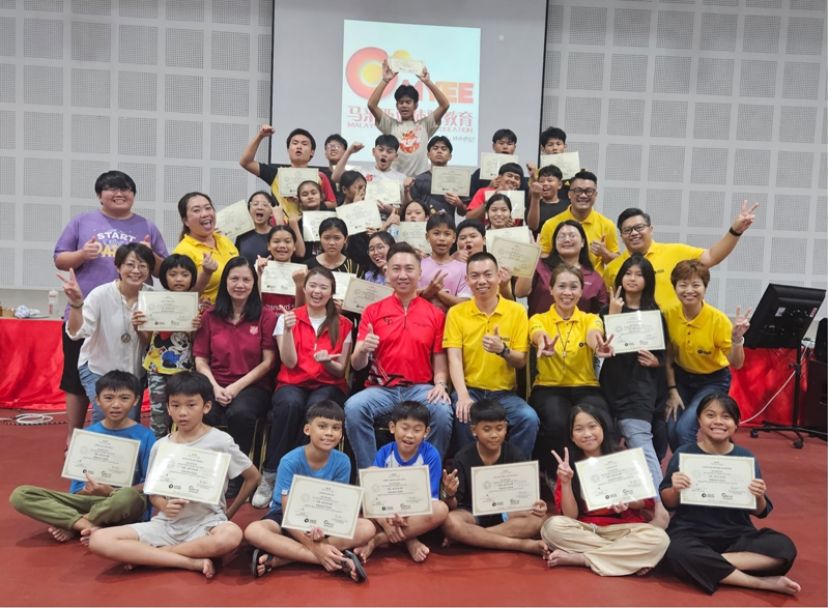 前二左三起：救世军古晋儿童关怀中心院长刘女士，专业体验教育导师黄意崴，GT3 Motor Sdn Bhd执行董事吴志勇，宏愿理财业务发展经理罗嵱惠，宏愿理财资深经理兼活动筹委会主席刘宝淋.