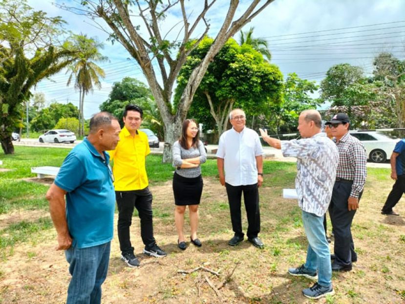 卑尔骚足球场顺利建成 俞小珊见证交接仪式