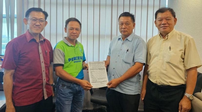 破纪录领取亡妻27年社险终身抚恤金的蔡礼仪(右2)向社险砂局长陈邦正(左2)表达感激社险有效率服务;右为陈中兴及左是薛华东。