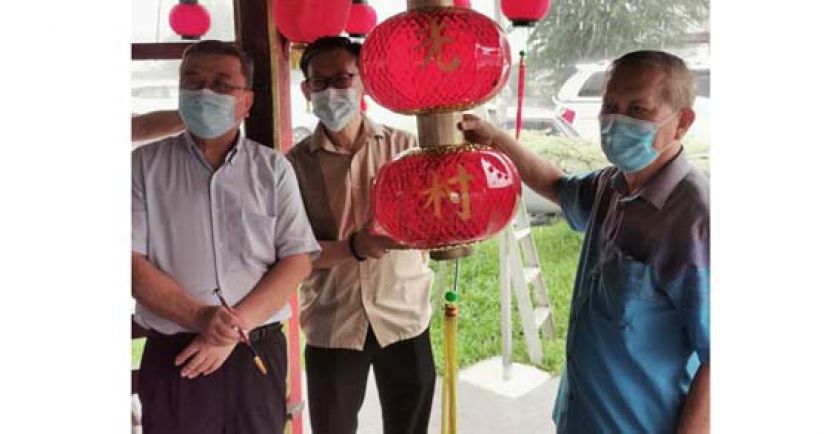 左起本地著名书画家许庆喜、盐材港民众联谊会署理主席薛华东及古晋盐材港民众联谊会会长本固鲁严安干。