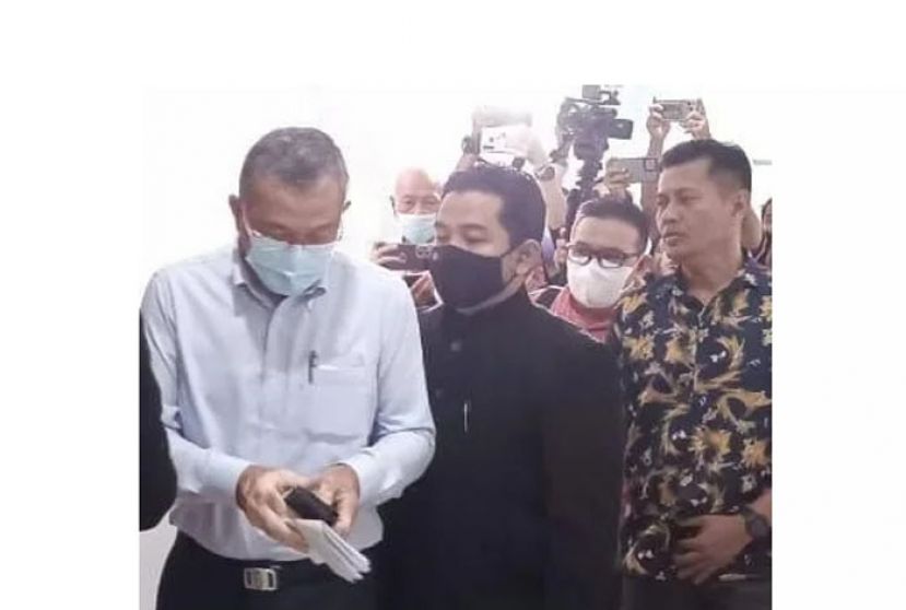 玻璃市前州务大臣阿兹兰（左一）抵达加央法庭时摄。