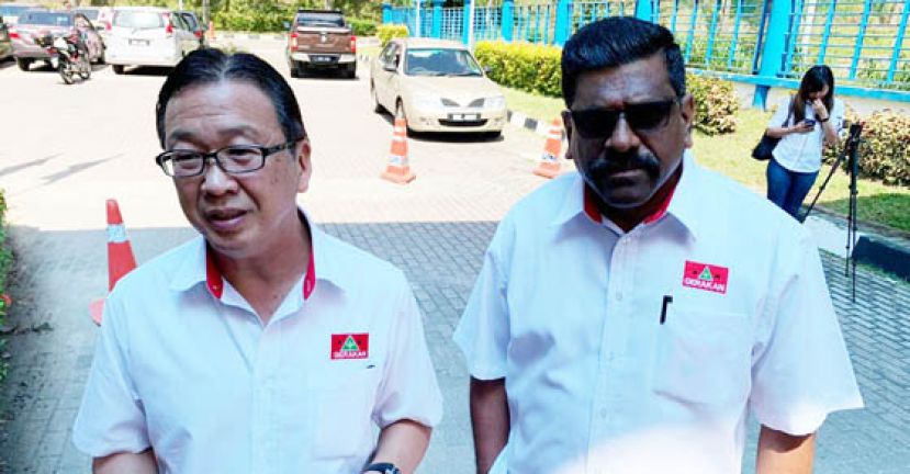 刘华才（左）周三接受记者访问时强调，自己仅依据质问。