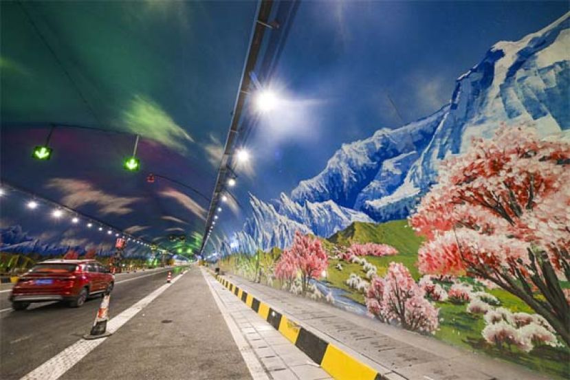 20分钟穿越天山南北，世界最长高速公路隧道通车。