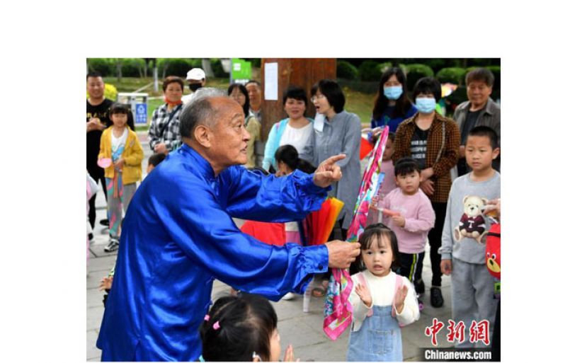 78岁魔术爱好者钟铭正在表演魔术。